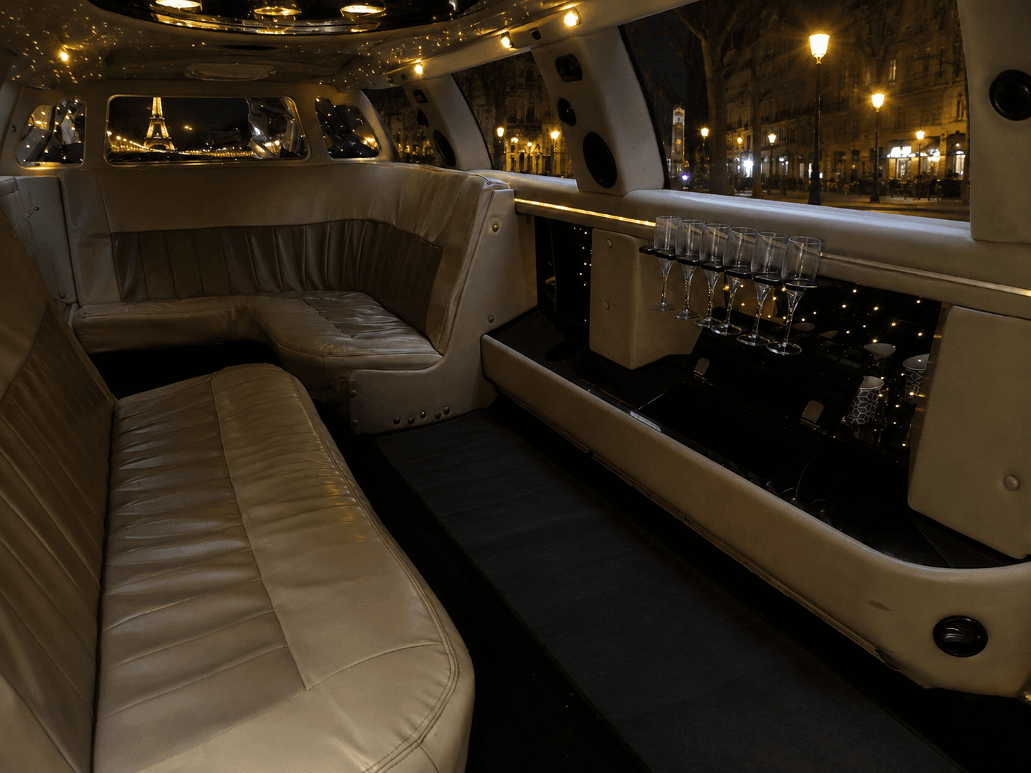 Bar intérieur de limousine avec flûtes et ambiance parisienne